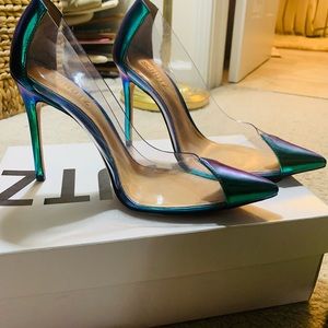 Beautiful brand new pair of clear SCHUTZ heels! Size 7.5B